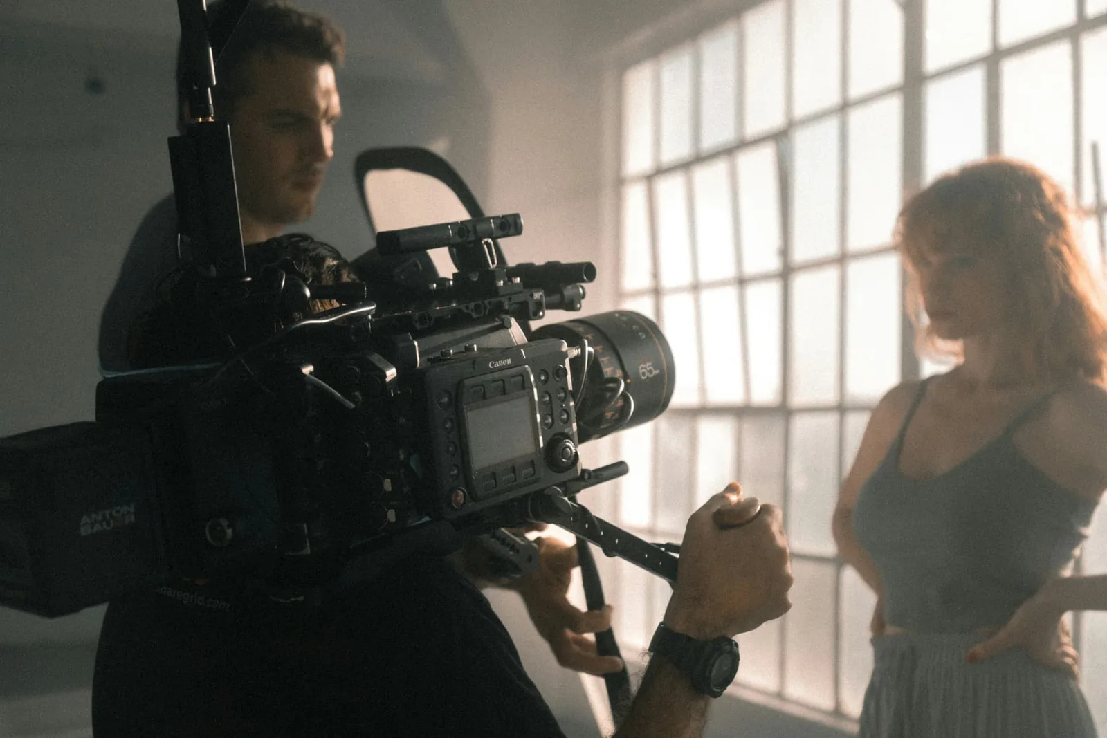Tournage en studio : cadreur à la caméra face à une comédienne