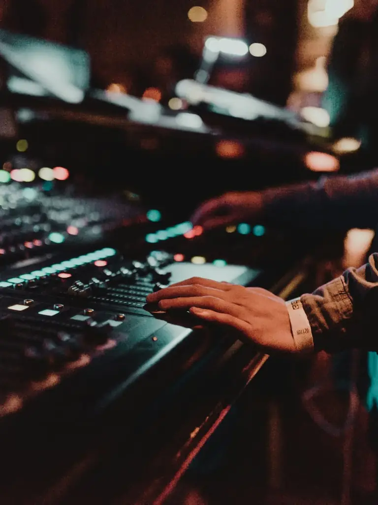 Musicien aux commandes d'une console de mixage — book musique sur Dreebox