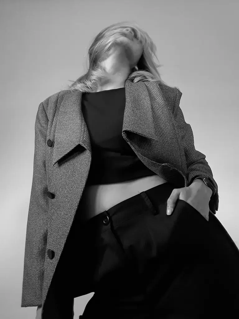 Portrait mode éditorial d'Elsa Marchand, mannequin à Paris