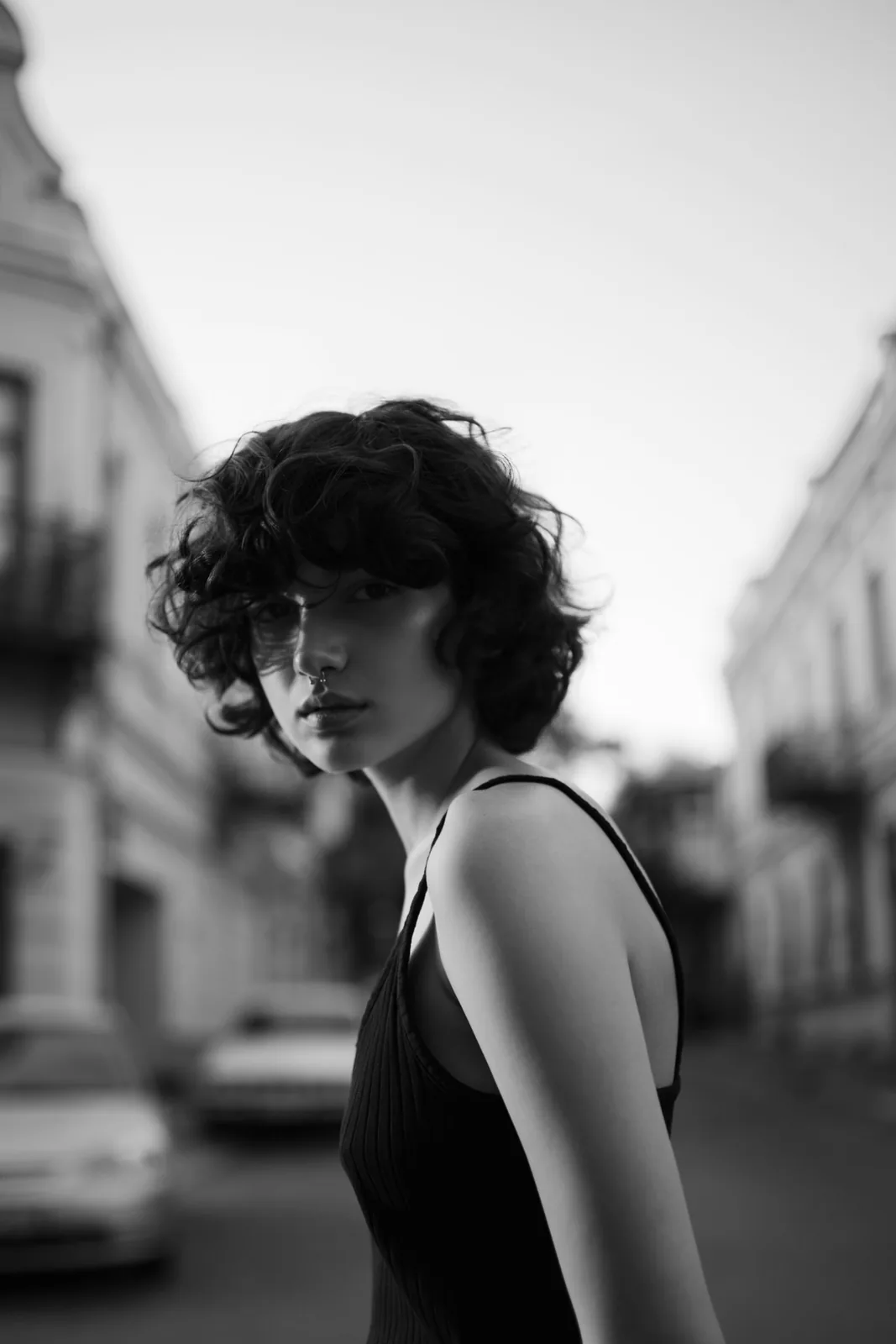 Portrait noir et blanc d'une mannequin en extérieur, lumière naturelle